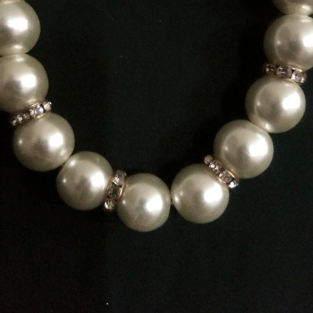 Stylish Reto Faux Pearls and Rhinestone Accent Necklace